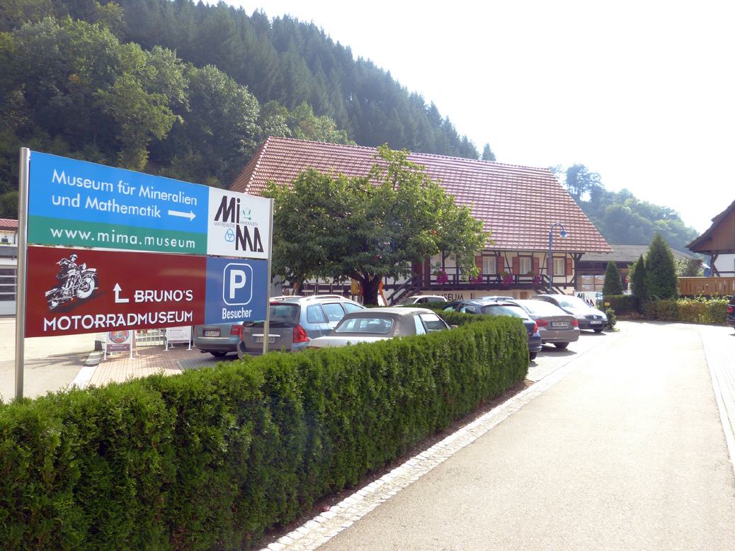 Besucherparkplatz vor dem Museum